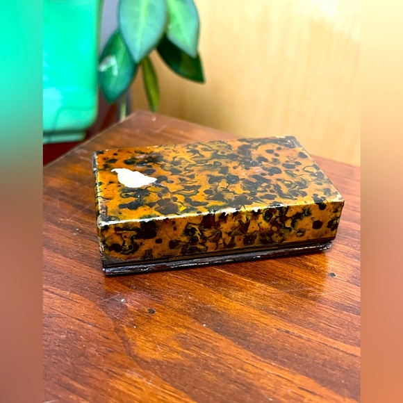 Victorian mid 1800s papier-mache tortoiseshell snuff box with contents 3" - Picture 2 of 6